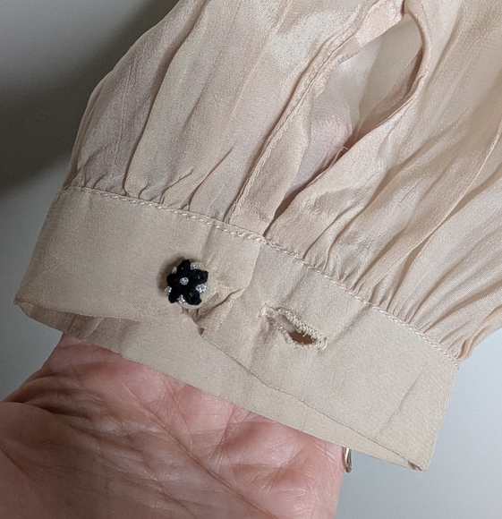 Label Ritu Kumar Flowy Cream Top With Black Beading sz L - Picture 5 of 10